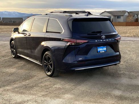 Used 2022 Toyota Sienna Platinum image 11