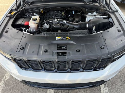 Used 2023 Jeep Grand Cherokee Altitude image 40