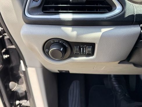 Used 2021 Chrysler Voyager Lxi FWD image 27