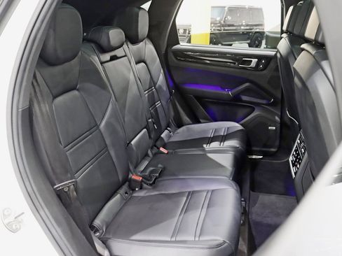 Used 2022 Porsche Cayenne Platinum Edition image 31