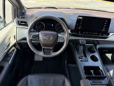 Used 2023 Toyota Sienna Platinum image 17