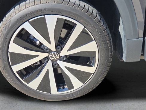 Used 2024 Volkswagen Taos SE image 19