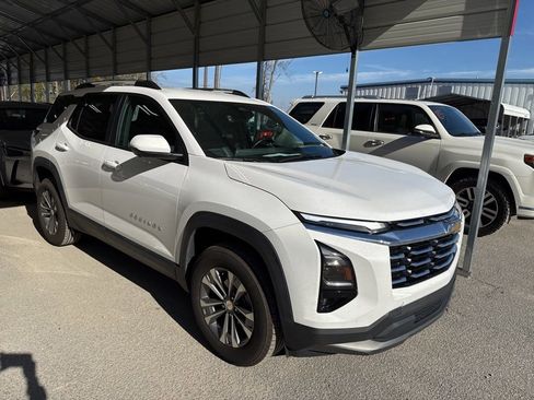 Used 2025 Chevrolet Equinox LT w/ Convenience Package II image 2