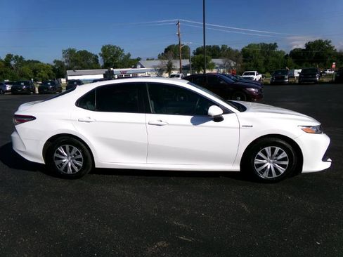 Used 2018 Toyota Camry LE image 2
