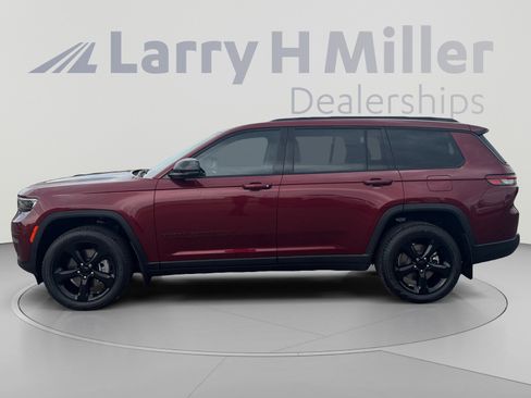Certified 2022 Jeep Grand Cherokee L Limited w/ Black Appearance Package AWD/4WD image 2