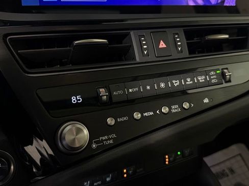 Used 2025 Lexus ES 300h w/ Premium Package image 19