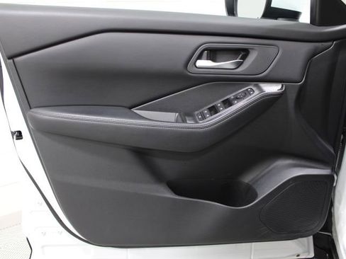 Used 2024 Nissan Rogue SV image 17