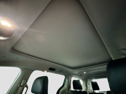 Used 2023 Chrysler Pacifica Limited image 21