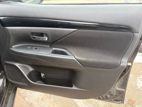 Used 2020 Mitsubishi Outlander ES image 18