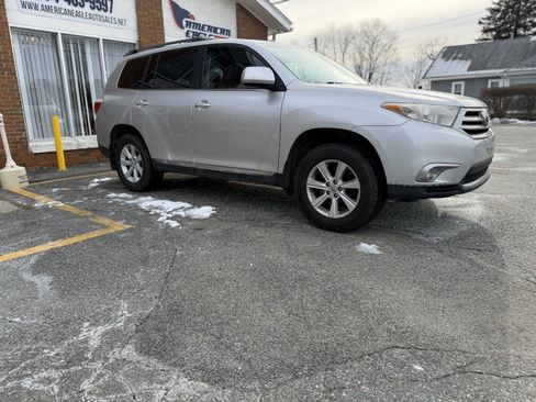 Used 2012 Toyota Highlander SE w/ Tow Pkg image 2