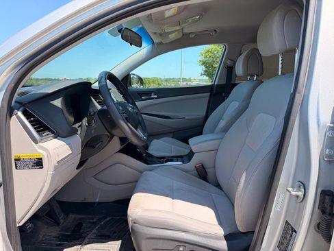 Used 2017 Hyundai Tucson SE w/ SE Popular Package 02 FWD image 2