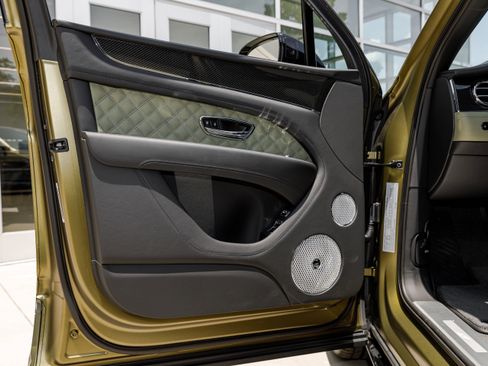 Used 2024 Bentley Bentayga image 32