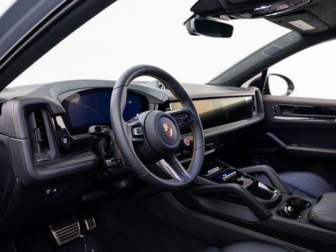 Certified 2025 Porsche Cayenne Turbo GT AWD/4WD image 4