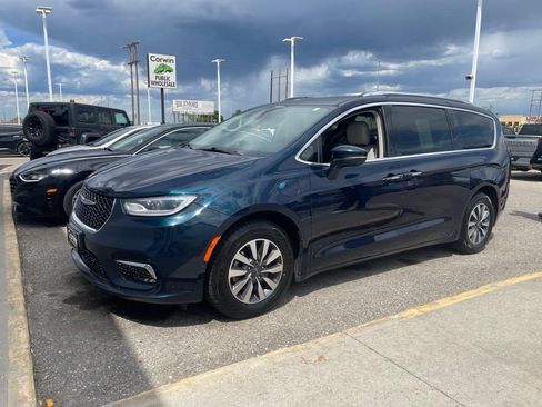Used 2021 Chrysler Pacifica Touring-L FWD image 4