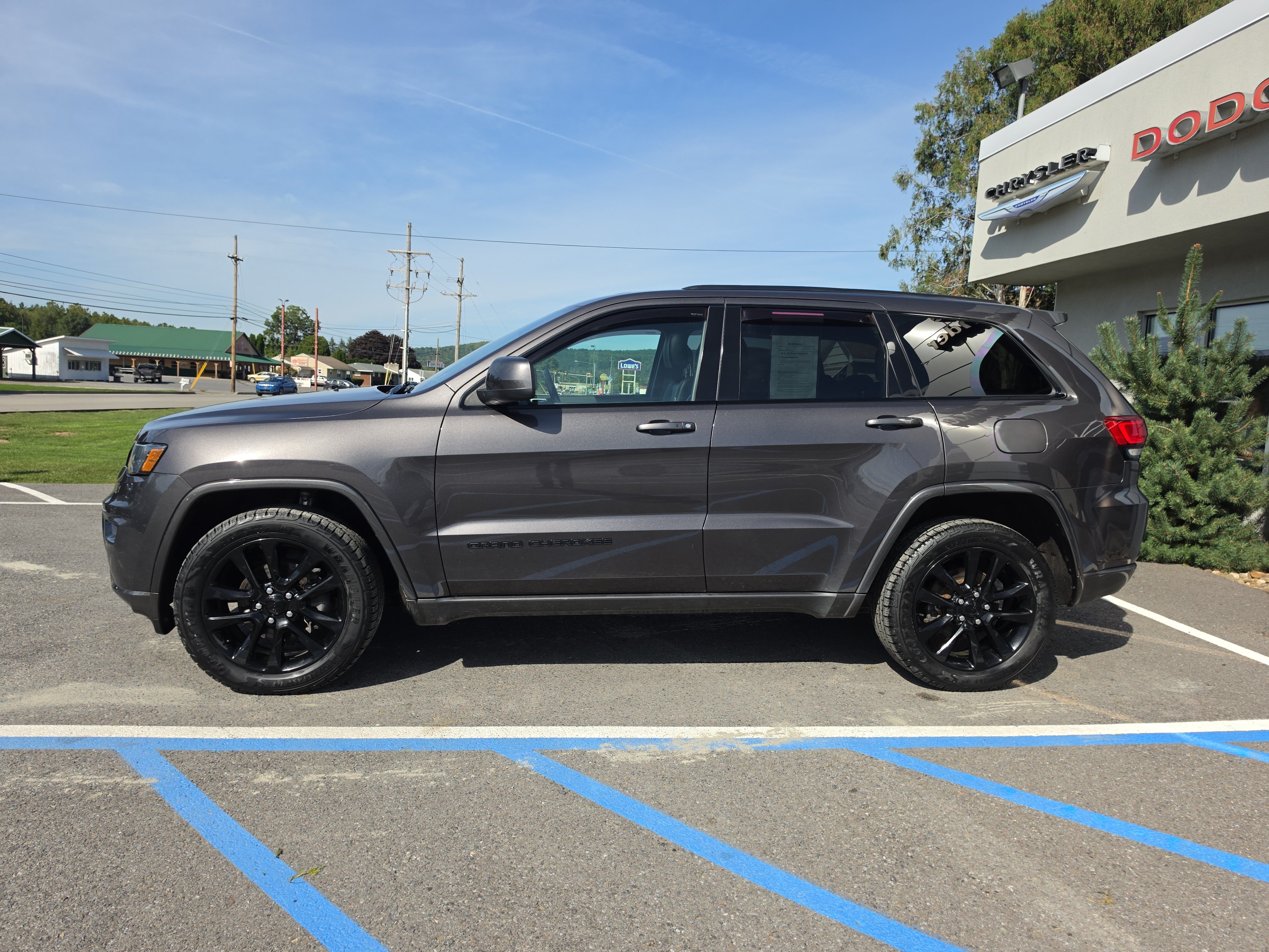 Used 2020 Jeep Grand Cherokee Altitude AWD/4WD image 7