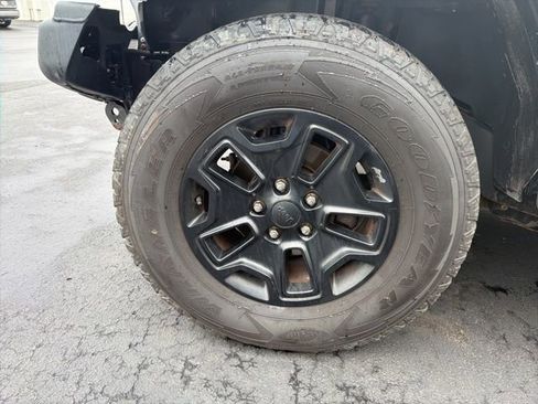 Used 2016 Jeep Wrangler Unlimited Sahara AWD/4WD image 14