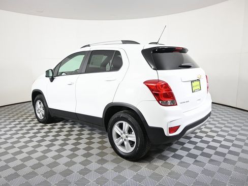 Used 2022 Chevrolet Trax LT w/ LT Convenience Package image 4
