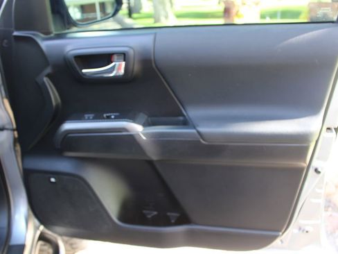 Used 2017 Toyota Tacoma TRD Off-Road image 18