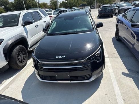 Used 2025 Kia Niro LX FWD image 3