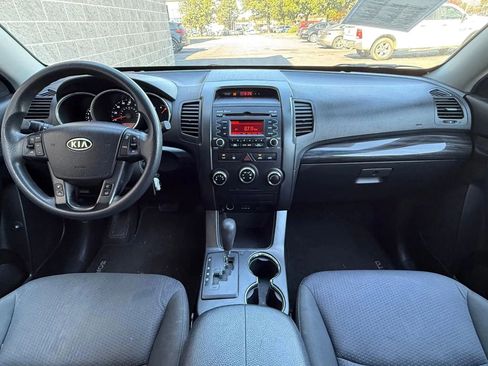 Used 2012 Kia Sorento LX w/ Third Row Pkg image 3