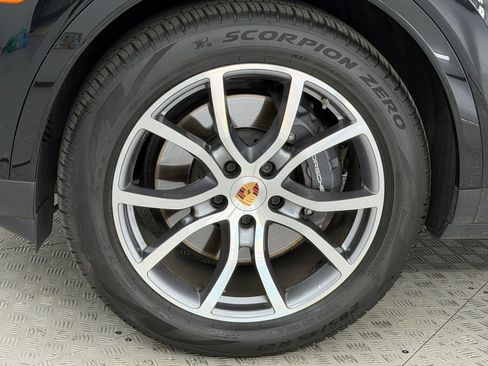 Certified 2025 Porsche Cayenne AWD/4WD image 13