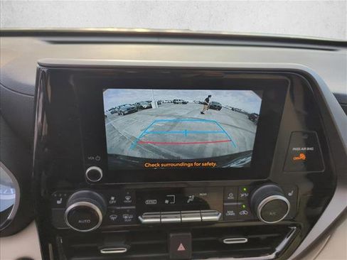 Certified 2023 Toyota Highlander XLE image 19