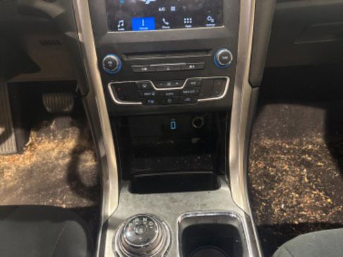 Used 2017 Ford Fusion SE w/ Fusion SE Technology Package image 11