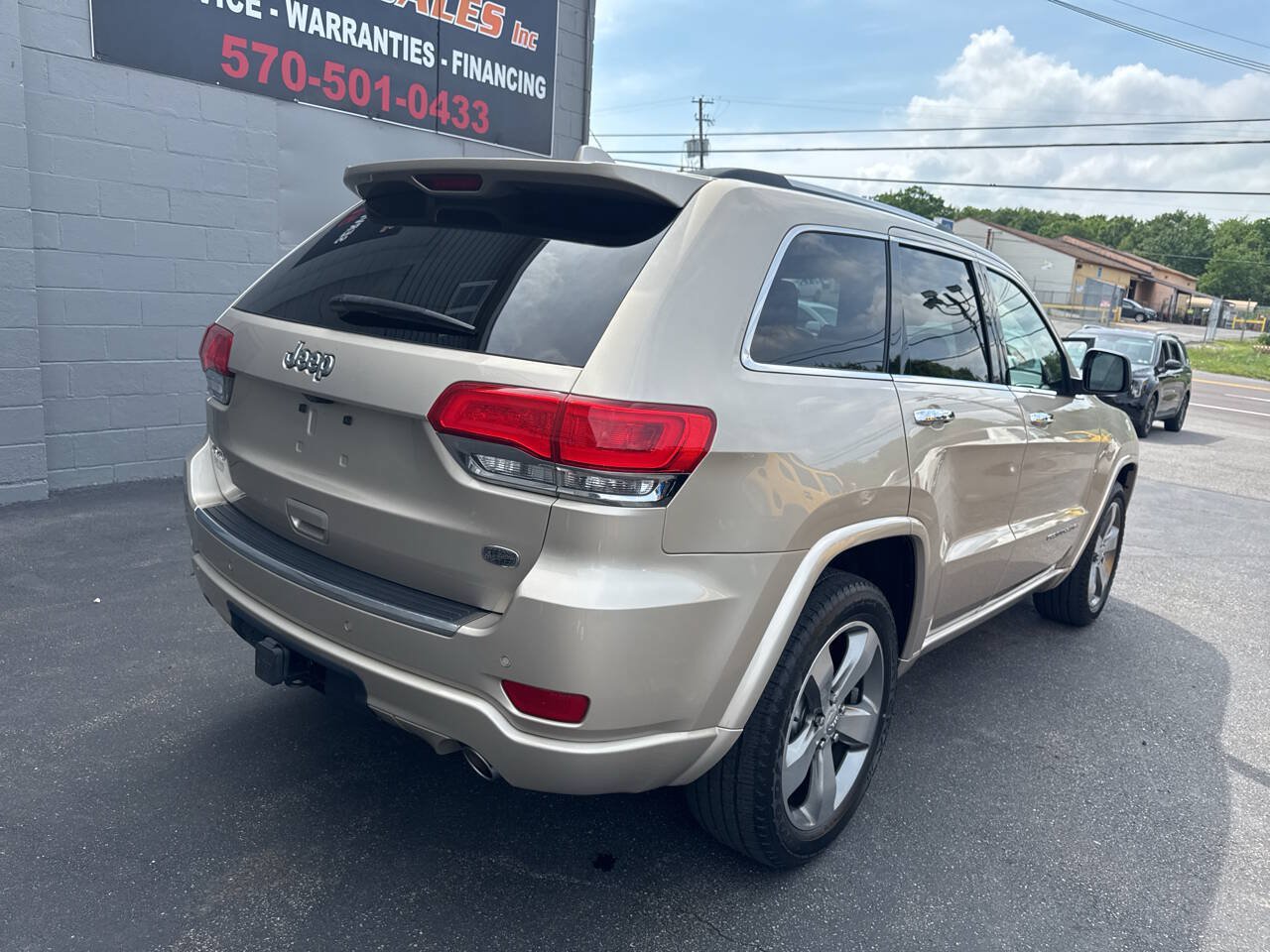 Used 2014 Jeep Grand Cherokee Overland w/ Advanced Technology Group AWD/4WD image 8