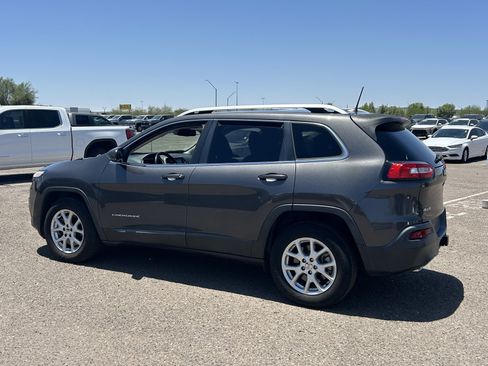 Used 2018 Jeep Cherokee Latitude Plus w/ Trailer Tow Group AWD/4WD image 3