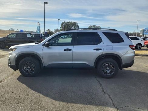 Used 2025 Honda Pilot TrailSport image 3