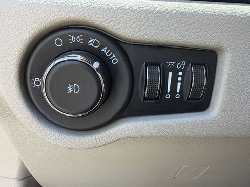 Used 2022 Chrysler Pacifica Touring-L FWD image 23