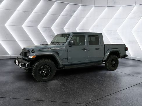 Used 2024 Jeep Gladiator Sport AWD/4WD image 3