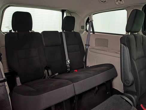 Used 2018 Dodge Grand Caravan SE w/ UConnect Hands-Free Group FWD image 19
