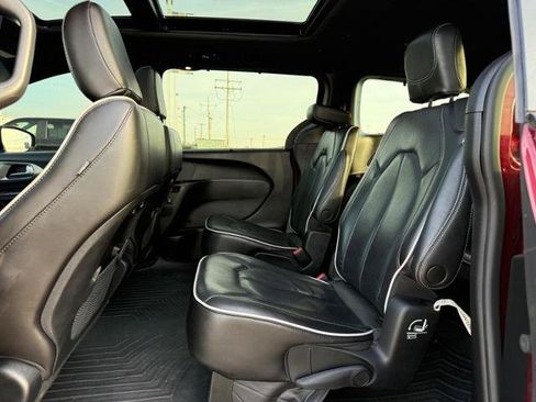 Used 2023 Chrysler Pacifica Limited w/ S Appearance Package image 11