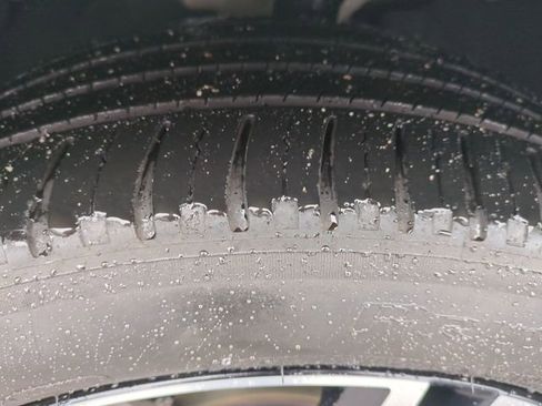 Used 2021 Volvo XC40 T5 R-Design image 11