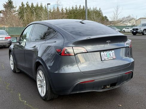 Used 2022 Tesla Model Y Long Range image 6