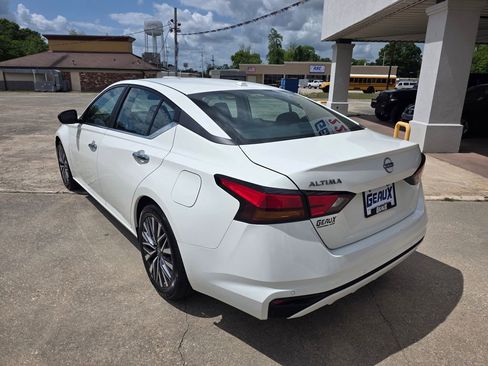 Used 2025 Nissan Altima 2.5 SV image 3