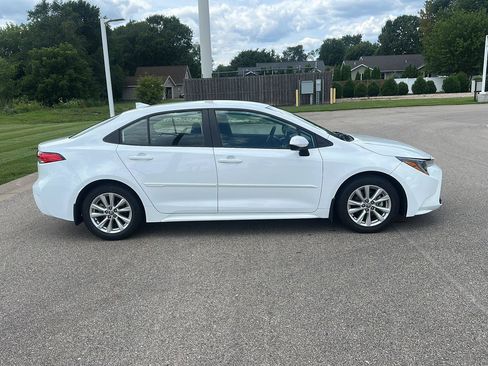 Used 2024 Toyota Corolla LE w/ LE Convenience Package FWD image 2