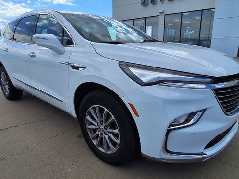 Used 2023 Buick Enclave Essence FWD image 2