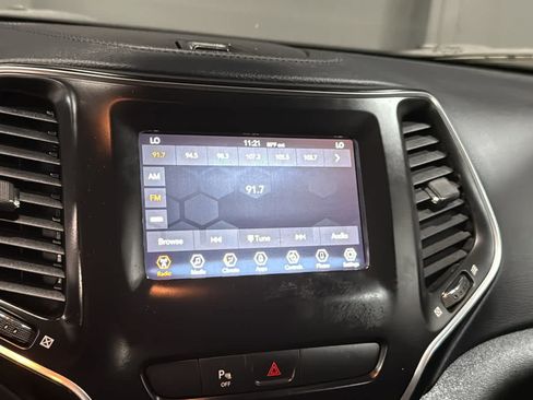 Used 2020 Jeep Cherokee Latitude Plus AWD/4WD image 15