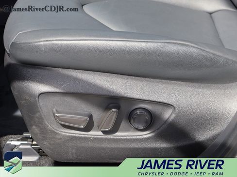 Used 2025 Toyota Highlander XLE image 25