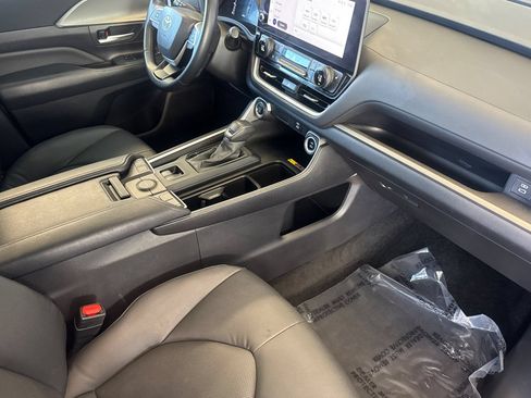 Used 2025 Toyota Grand Highlander FWD image 19