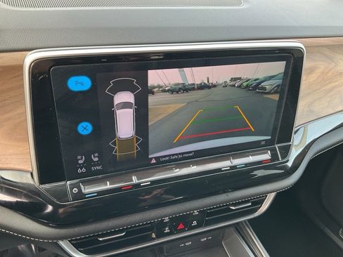 Used 2024 Volkswagen Atlas SE image 12