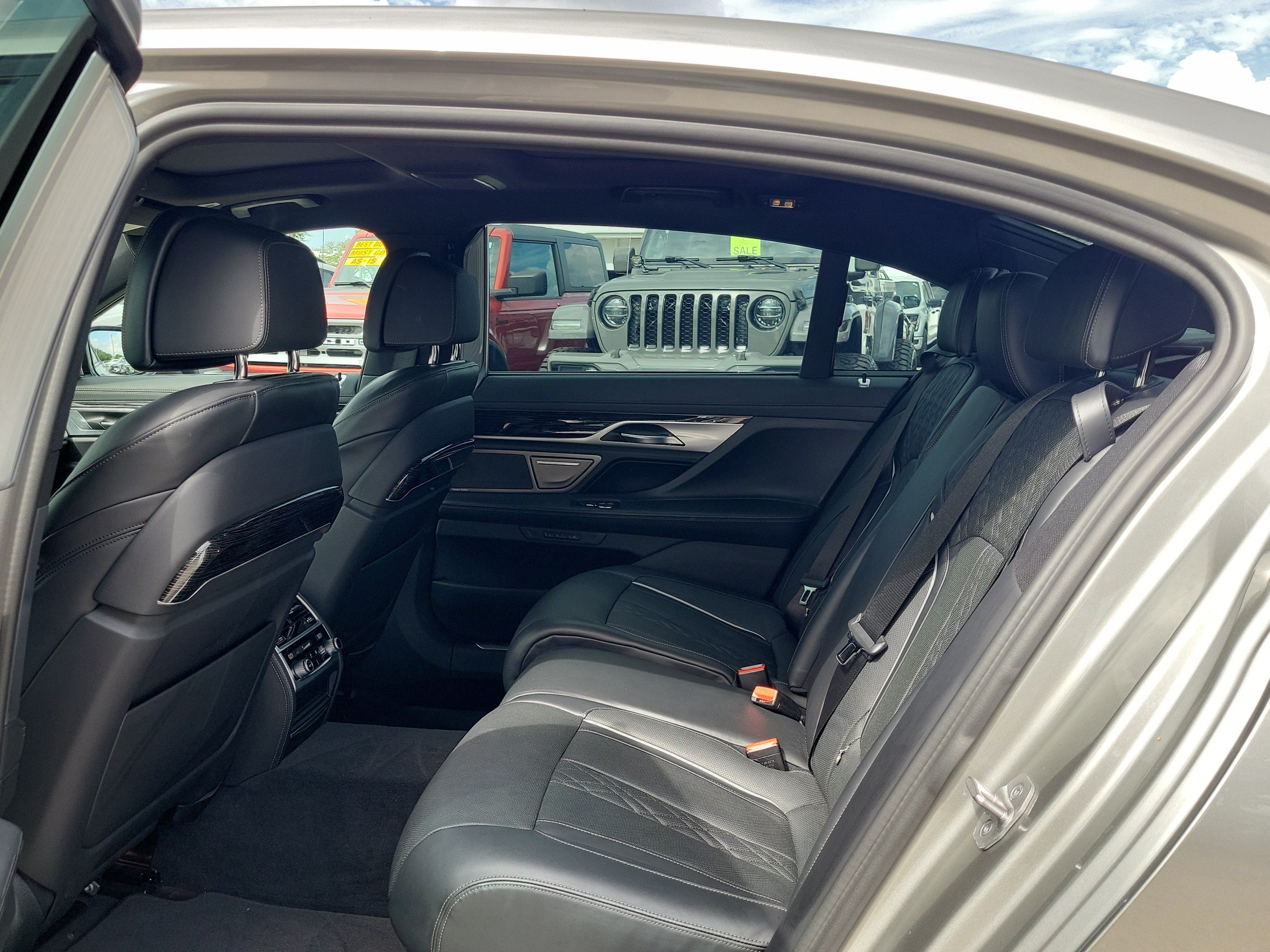 Used 2022 BMW 740i w/ M Sport Package RWD image 13