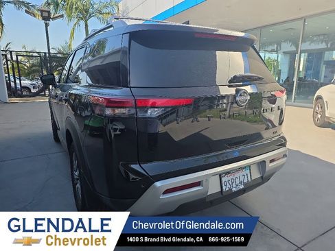 Used 2025 Nissan Pathfinder SL w/ Black Appearance Package FWD image 4