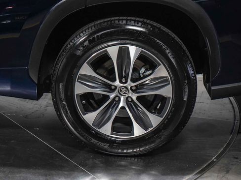 Certified 2020 Toyota Highlander XLE FWD image 11