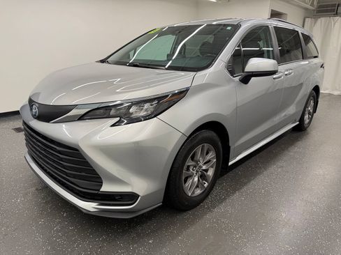 Used 2024 Toyota Sienna LE AWD/4WD image 4