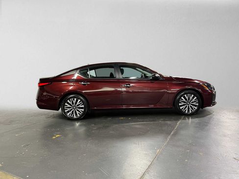 Used 2024 Nissan Altima 2.5 SV FWD image 2