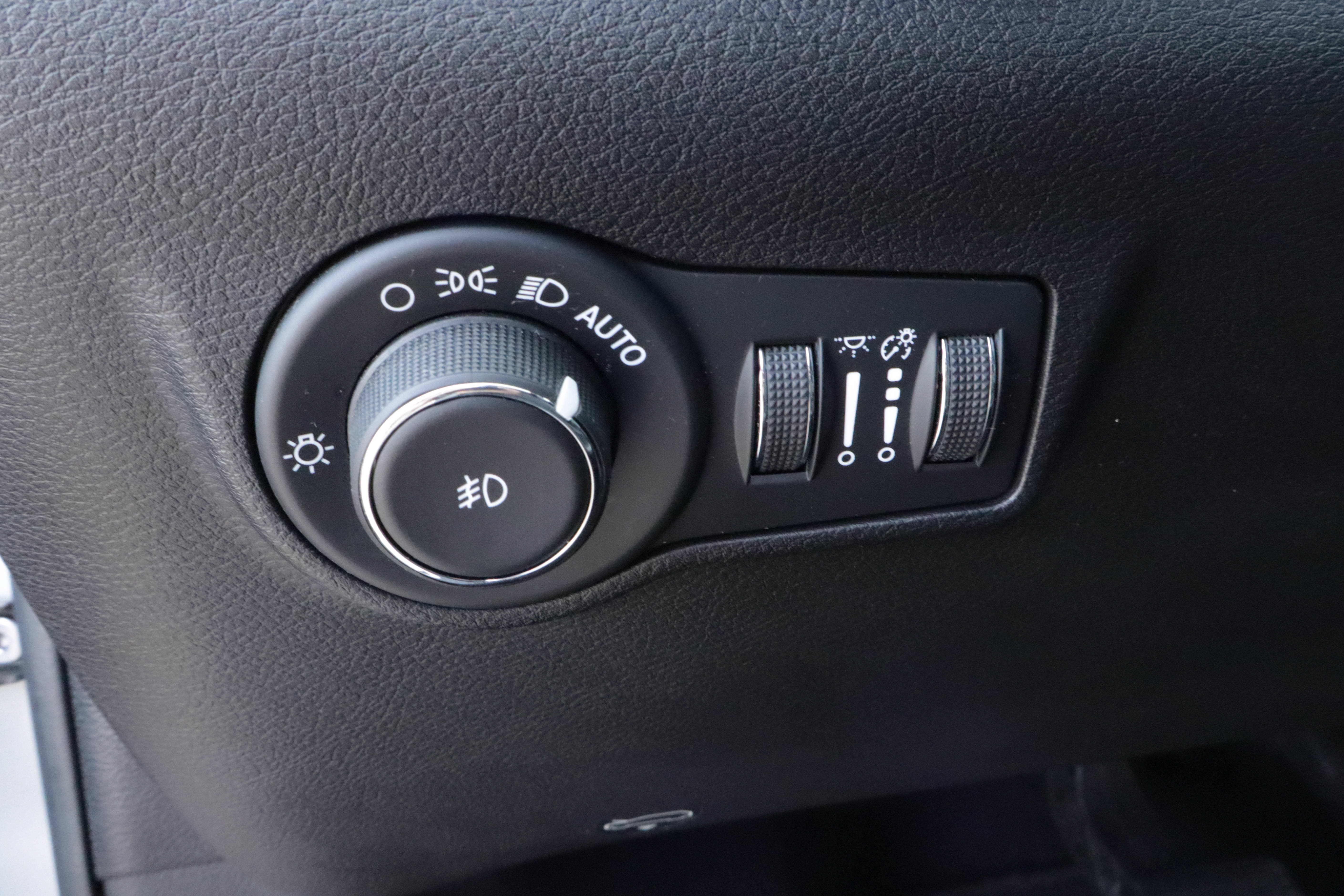Used 2025 Jeep Compass Latitude AWD/4WD image 16
