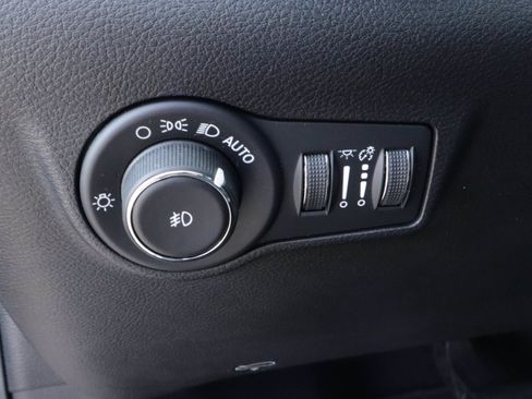 Used 2025 Jeep Compass Latitude AWD/4WD image 16